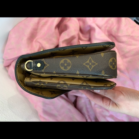 Like NEW POCHETTE METIS LOUIS VUITTON MONOGRAM CANVAS REVERSE SHOULDER Purse - Picture 5 of 12
